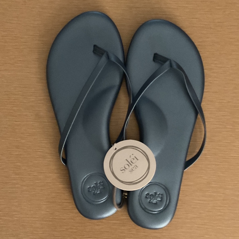 Flip-flop sandals in metallic gray NWT